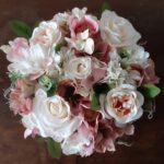 Zijdebloemwerk in roze en wit