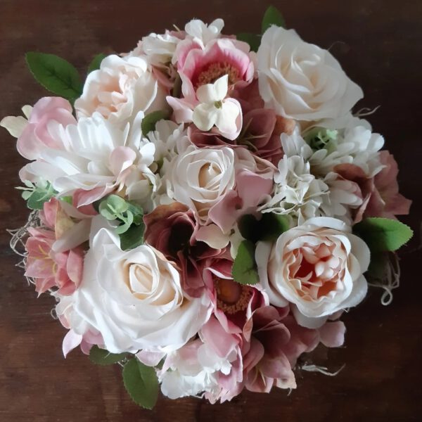 Zijdebloemwerk in roze en wit