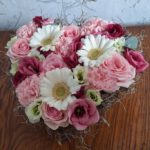Hartvorming bloemwerk in roze en witte kleuren