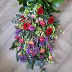 Rouwwerk liggend boeket in bonte kleuren