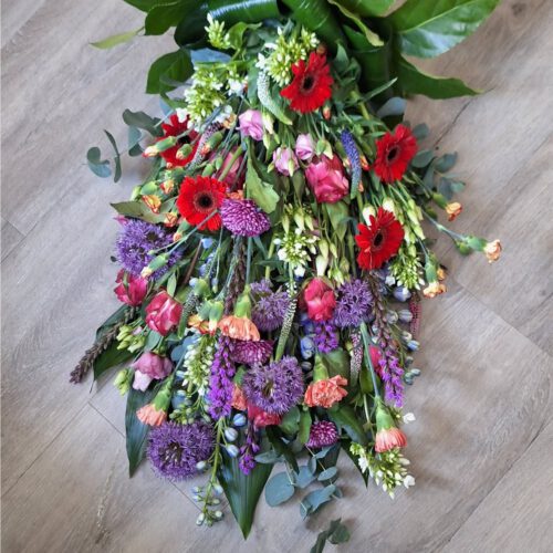 Rouwwerk liggend boeket in bonte kleuren