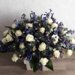 Ovaal rouwstuk in paars, blauwe en wit