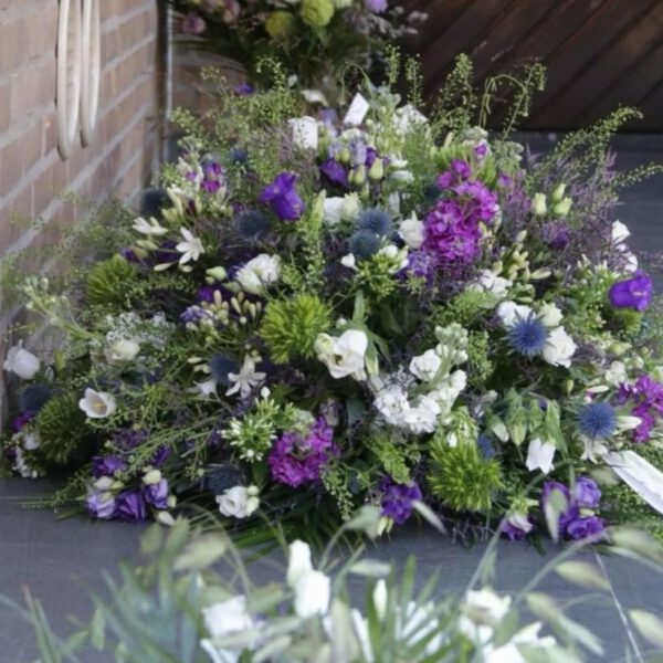 ovaal rouwwerk in blauw-paars-groen-witte kleuren